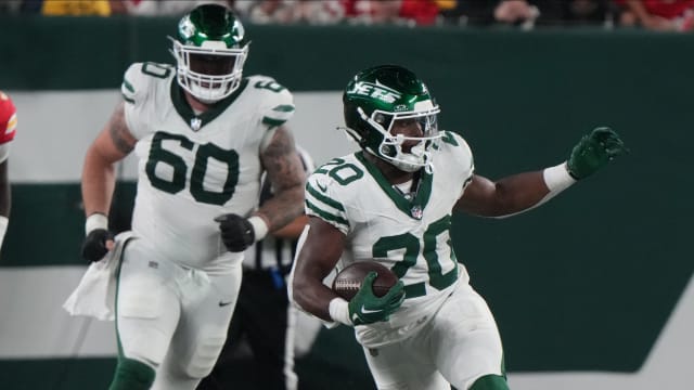 Jets' RB Breece Hall (20) breaks into open field against the Chiefs